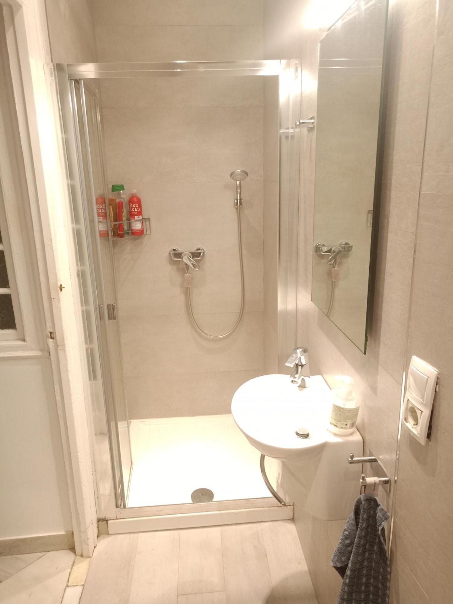 Small Stylish Room With Comfortable Queen-Size Bed In Very Large, Beautifully Decorated Shared Flat In The Historic Centre Of Malaga Ngoại thất bức ảnh